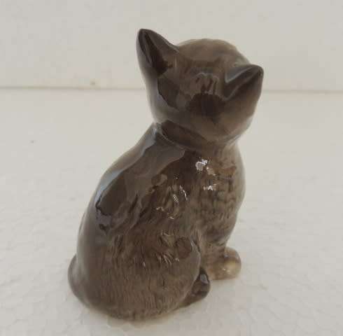 ROYAL DOULTON SEATED CAT