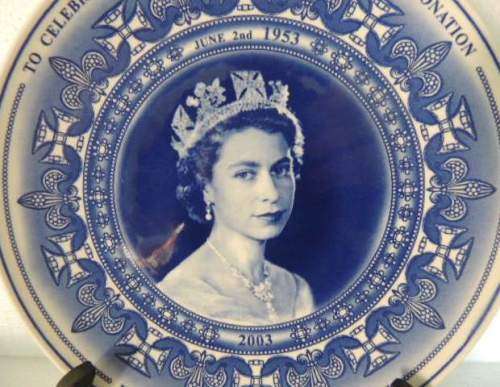WEDGWOOD DAILY MAIL PLATE 2003 BOXED - CELEBRATING THE 50th ANNIVERSARY OF THE QUEENS CORONATION