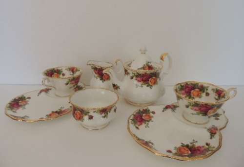 ROYAL ALBERT EARLY MORNING TEA SET - "OLD COUNTRY ROSES"