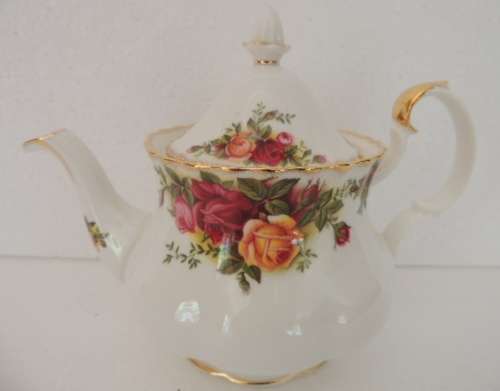 ROYAL ALBERT EARLY MORNING TEA SET - "OLD COUNTRY ROSES"