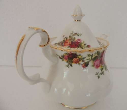 ROYAL ALBERT EARLY MORNING TEA SET - "OLD COUNTRY ROSES"