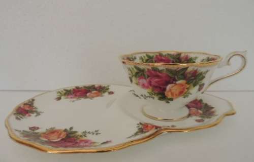 ROYAL ALBERT EARLY MORNING TEA SET - "OLD COUNTRY ROSES"