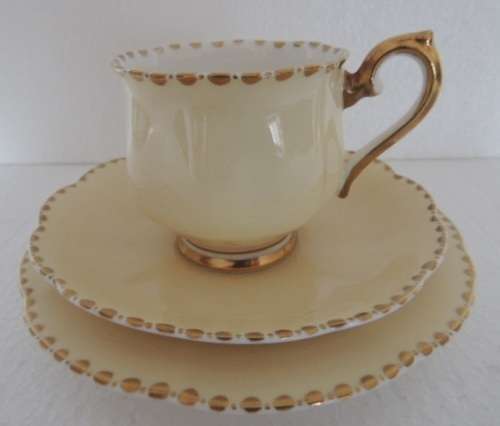 ROYAL ALBERT PART TEA SET - UNNAMED PATTERN
