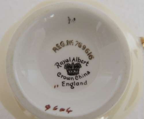 ROYAL ALBERT PART TEA SET - UNNAMED PATTERN