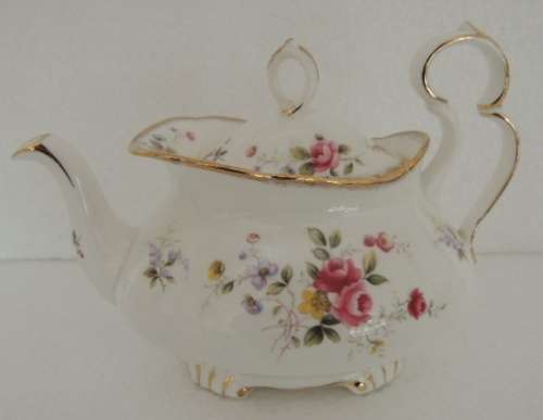 ROYAL ALBERT TEAPOT & SUGAR BOWL - TENDERNESS