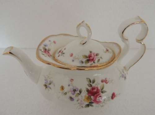 ROYAL ALBERT TEAPOT & SUGAR BOWL - TENDERNESS