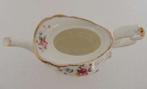 ROYAL ALBERT TEAPOT & SUGAR BOWL - TENDERNESS