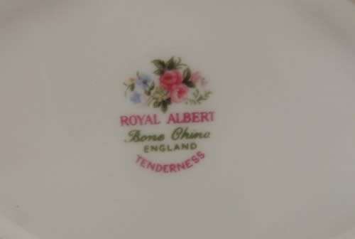 ROYAL ALBERT TEAPOT & SUGAR BOWL - TENDERNESS
