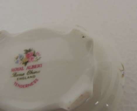 ROYAL ALBERT TEAPOT & SUGAR BOWL - TENDERNESS