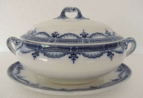 BOOTHS SAUCE BOAT ON STAND WITH COVER - "RENOWN BORDER"