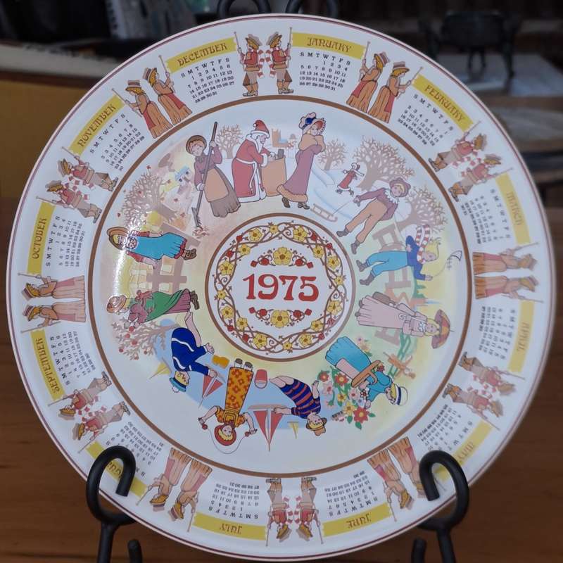 Wedgwood Calendar Plate 1975 - Children`s Games (PRICE REDUCED)