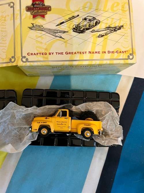 Matchbox - Ford Truck - Caterpillar (YIS02-M)