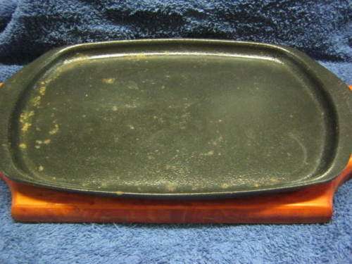 BEST DUTY CAST IRON STEAK PLATES WITH WOODEN BASE