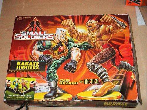 SMALL SOLDIERS KARATE FIGHTERS CHIP HAZARD VS ARCHER HOURS OF PLAYING FUN TO SEE WHO GETS KNOCKED OF