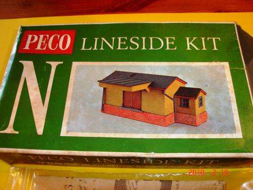 PECO  N  GAUGE GOODSSHED NB6 2 X SMALL FACIER SKIRTS MISSING