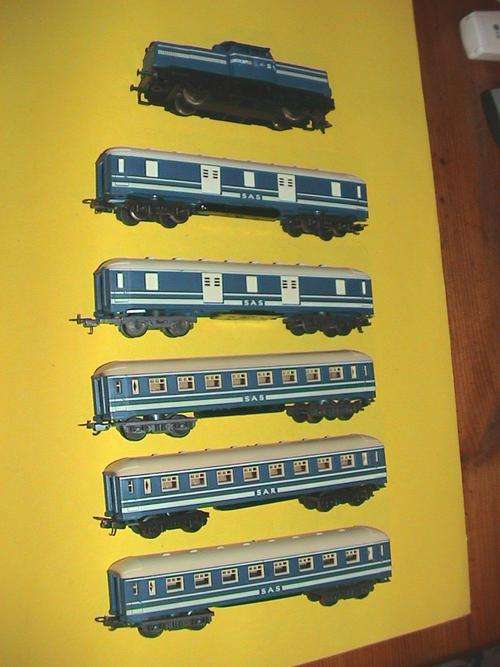 LIMA HO GAUGE SOUTH AFRICAN RAILWAYS JUNIOR BLUE TRAI IN GOOD CONDITION