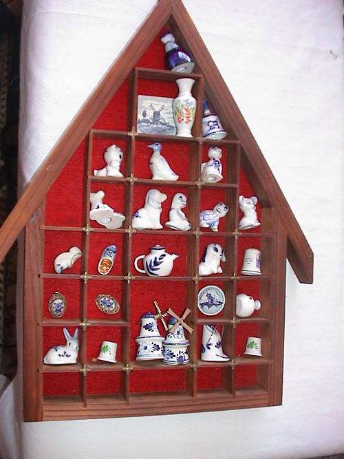 PRINTERS TRAY WITH DUTCH BLUE AND WHITE ORNAMENTS IN EXCELLENT CONDITION.