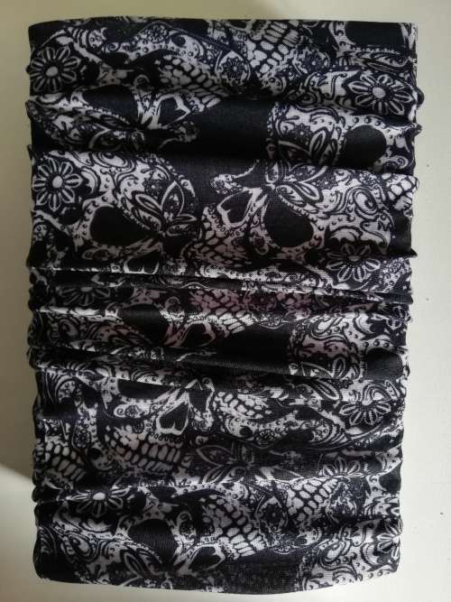 ADULT FACE BUFF BLACK WITH WHITE SKULLS - Seamless Buff