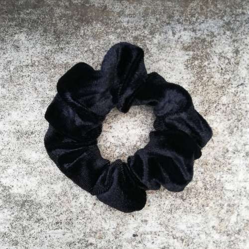 SCRUNCHIE - BLACK VELVET (MEDIUM)