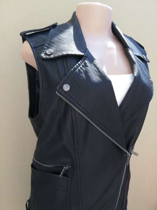 LADIES SLEEVELESS PU BIKER JACKET - ONLY (UK10)