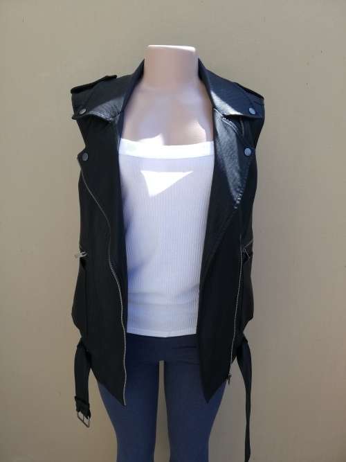 LADIES SLEEVELESS PU BIKER JACKET - ONLY (UK10)