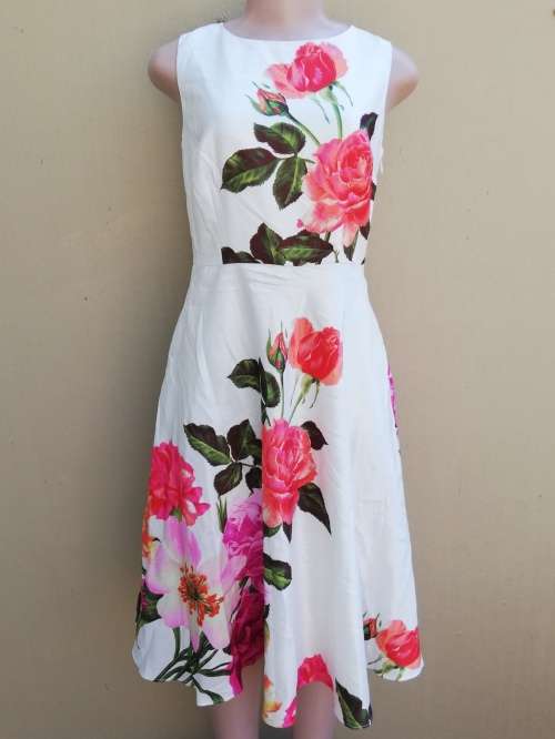 CREAM & FLORAL DRESS WITH POCKETS - CHETTA B (8)