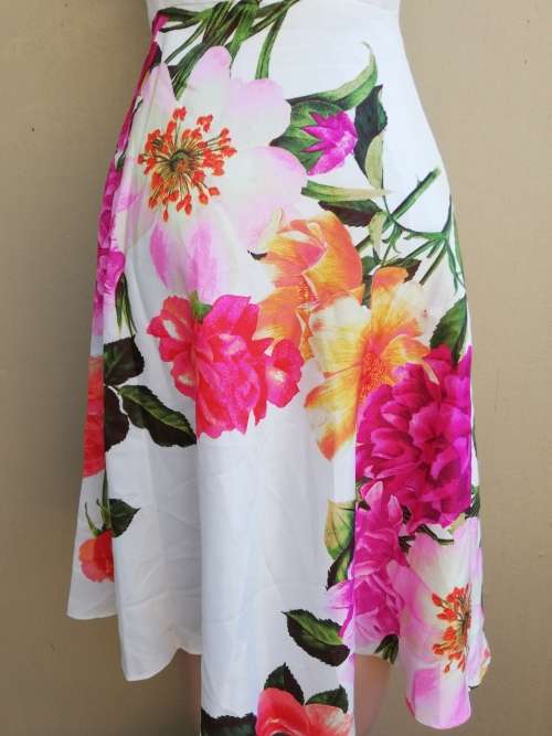 CREAM & FLORAL DRESS WITH POCKETS - CHETTA B (8)