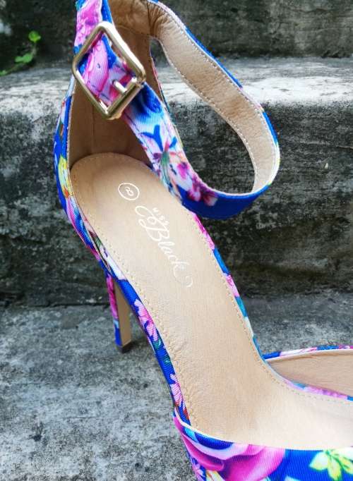MISS BLACK FLORAL HEELS (8) - VERY RARE - NEW IN BOX