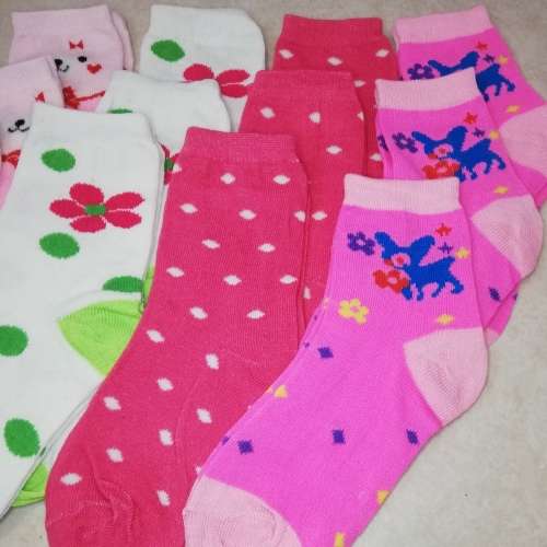 12 PAIRS OF GIRLS SOCKS (SIZE 31-34)