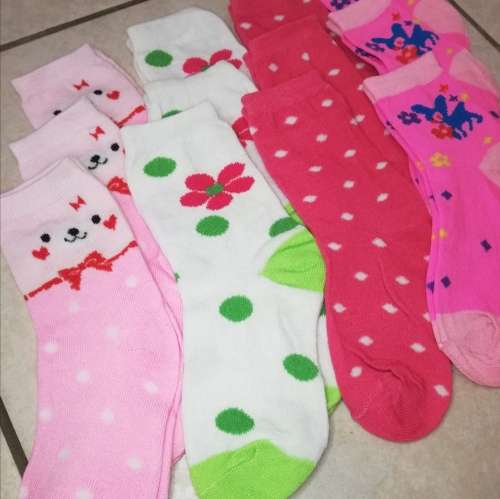12 PAIRS OF GIRLS SOCKS (SIZE 31-34)