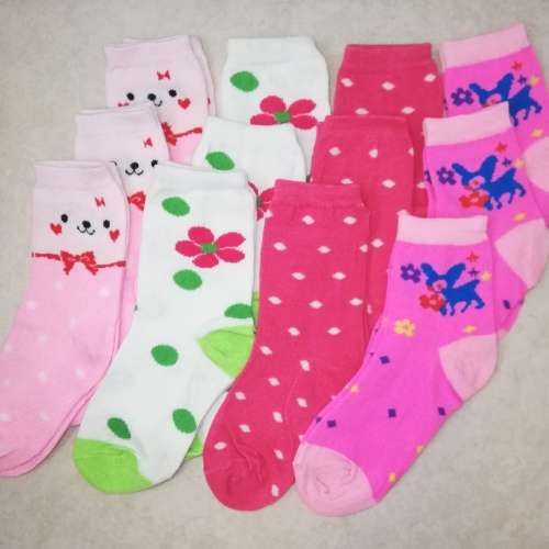 12 PAIRS OF GIRLS SOCKS (SIZE 31-34)