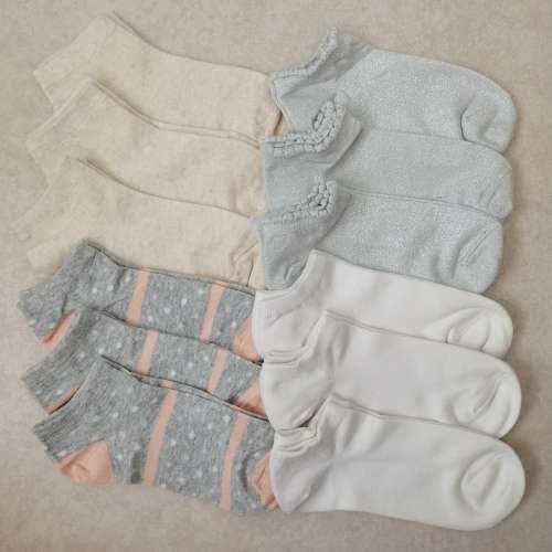 12 PAIRS OF LADIES ANKLE SOCKS  *NEW*