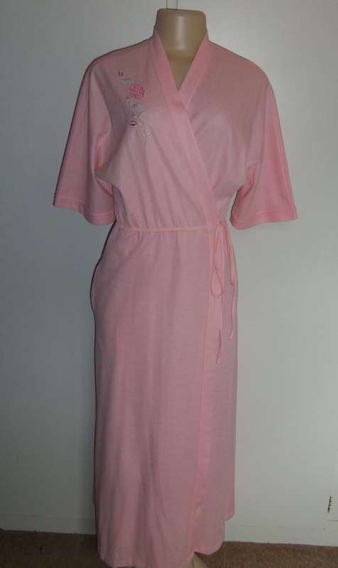 Stunning Pink Vintage 1970's Floor Length Nightgown with Embroidery - Size Medium