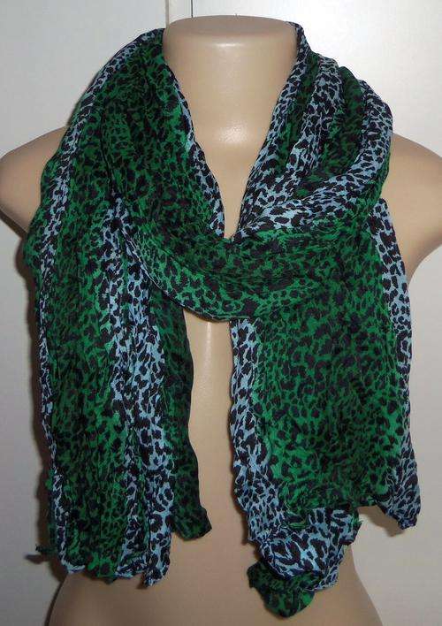 Trendy Green Leopard Print Scarf  ** BRAND NEW **
