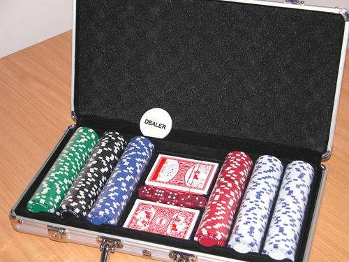 POKER CHIPS. @@BARGAIN PRICE@@ATexas Hold'em 300pc Dice Chipset 11.5g Stylish Carry Case.