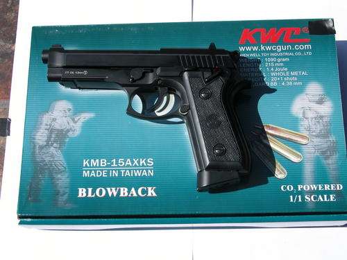 KWC M92 BERETTA BLOWBACK C02 BB PISTOL. FREE GIFTS 5X CO2 CYLINDERS + 1500 STEEL BB'S.