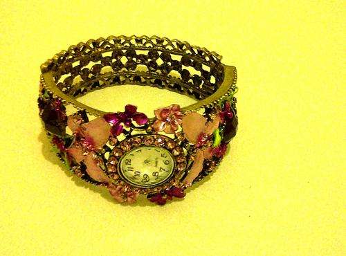 STUNNING LADIES QUARTZ WATCH WITH RHINESTONES