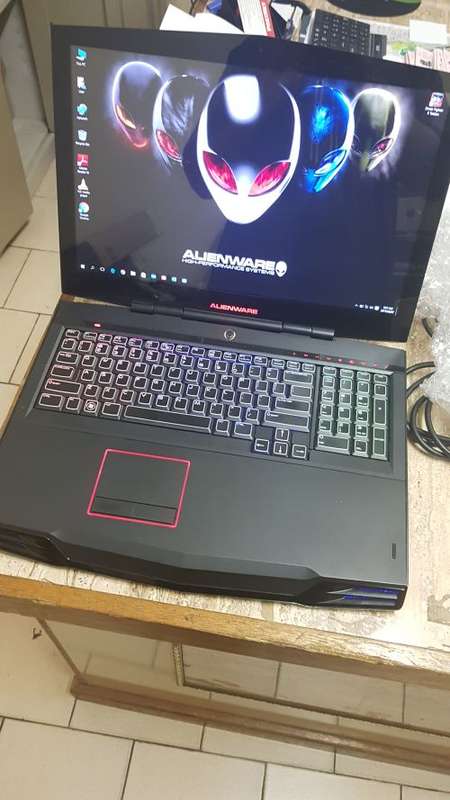 ALIENWARE M17X-R2 CrossfireX 2X ATI HD 5870 I7 256SSD
