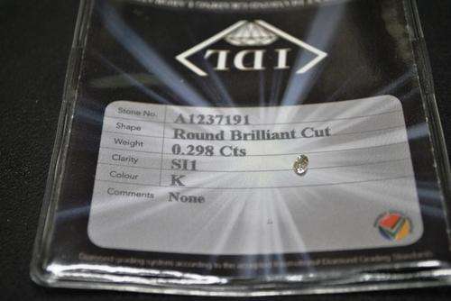 Certified Diamond 0,298 Carat Eye Clean Top Silver R12880-00