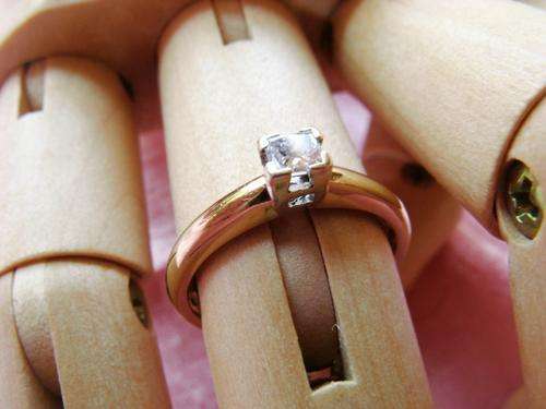 **WOW** SOLID GOLD PRINCESS  SOLITAIRE 9CT RING 0,15CARAT DIAMOND