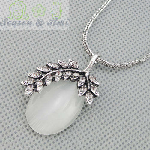 vintage style white glasses pendant necklace