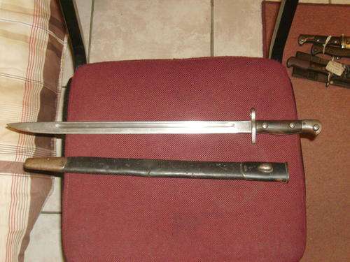 303 bayonet, british 1907 sanderson, for lee enfield rifle. good condition slight damage to scabbard