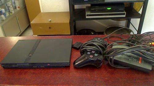 Sony Playstation 2 + control + all Cables (Shipping R60)