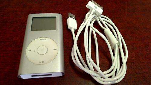 Apple i Pod 6GB + Charger (Shipping R40)