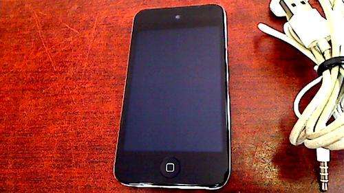 Apple i Pod Touch 8gb + Charger + Earphones (4th Generation)