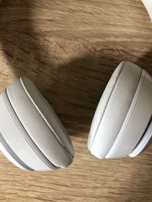 Beats Solo 3 Wireless On-Ear Headphones - Gloss White - Mint Condition!!!