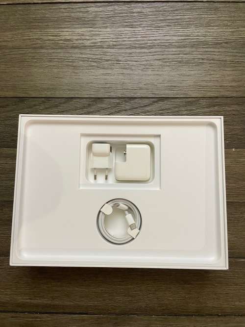 **BARGAIN BUY**2017 APPLE MACBOOK RETINA 12` SPACE GREY - ORIGINAL BOX AND CHARGER + FREE THULE CASE