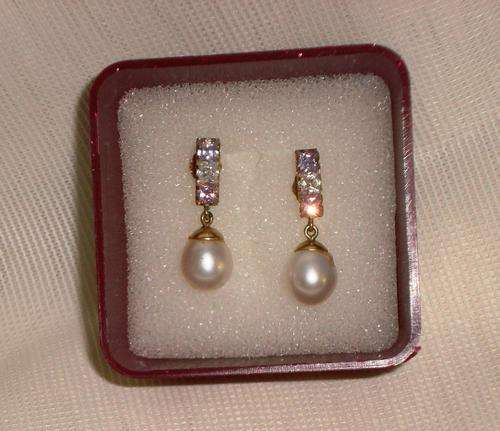 Gorgeous Pearl (genuine  cultured)  9 Carat Gold Earings .Beautifully set with tricolour stones