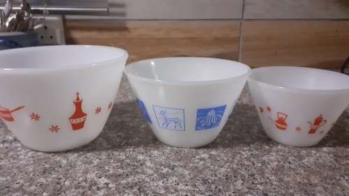 3 PERFECT MILKGLASS MIXING BOWLS