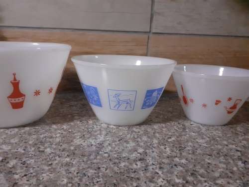 3 PERFECT MILKGLASS MIXING BOWLS